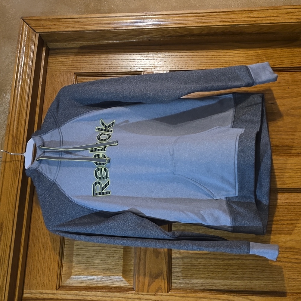 Reebok juniors XL gray with yellow accent hoodie